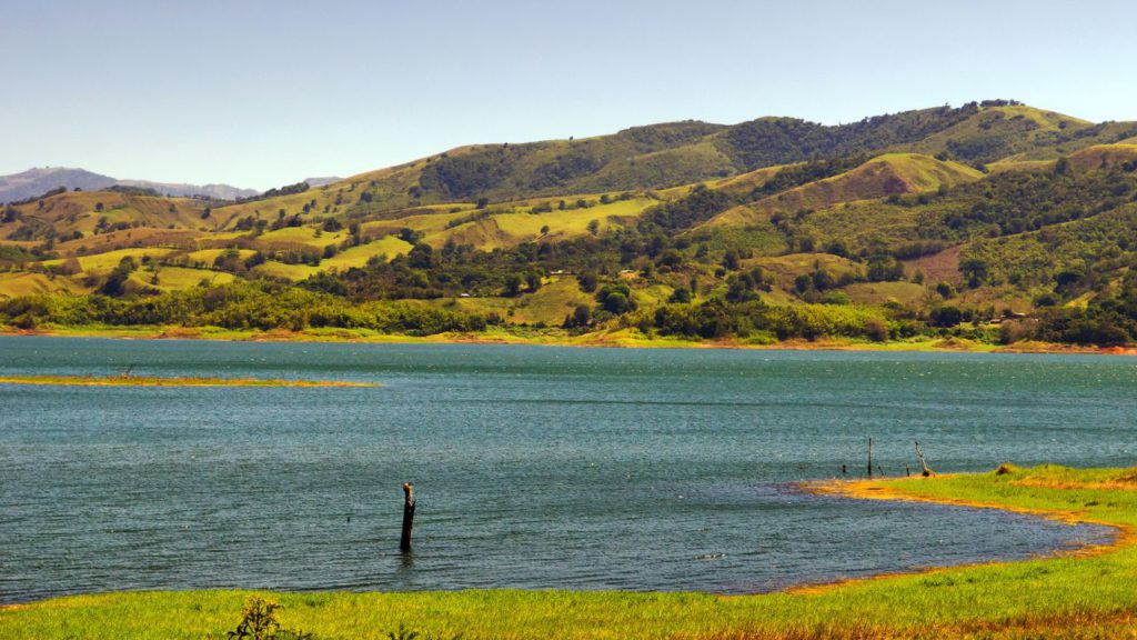 Phot of Lake Arenal in Costa Rica, a popular spot for freshwater fishing in Costa Rica