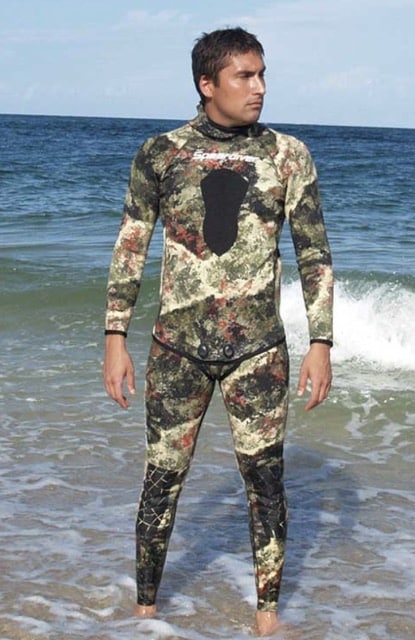 A man wearing Speardiver's Reef spearfishing wetsuit.